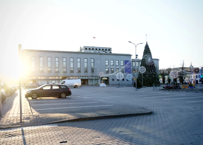 Līdz 1. janvārim slēgts autostāvvietu Vienības laukumā