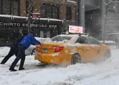 Ņujorkā laikapstākļu dēļ izsludināts ārkārtas stāvoklis - atcelti simtiem reisu un paralizēta satiksme