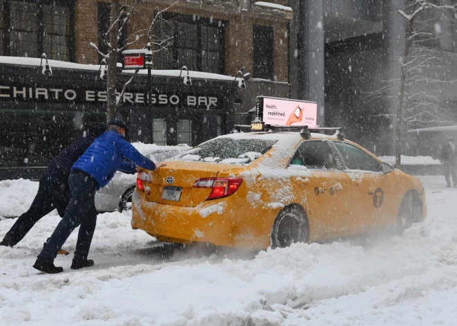 Ņujorkā laikapstākļu dēļ izsludināts ārkārtas stāvoklis - atcelti simtiem reisu un paralizēta satiksme