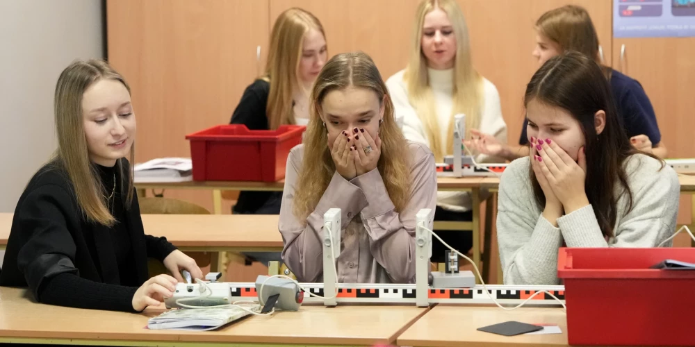 Система подталкивает к частным урокам.