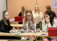 "Дочь ходит в школу, чтобы узнать, чему учиться дома": что происходит с образованием в Латвии?