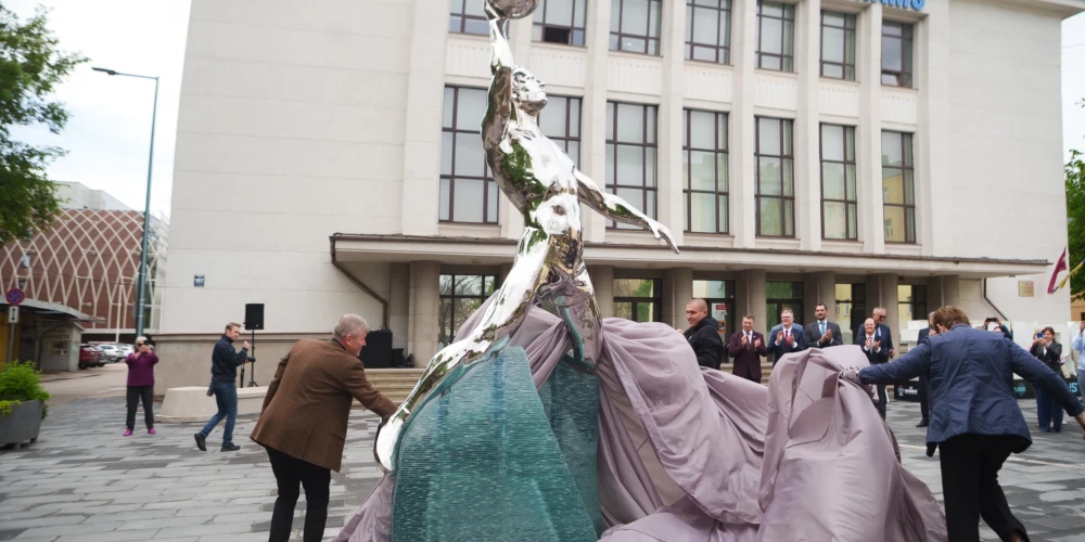 Pērn pie sporta nama "Daugava" tika atklāts piemineklis "Sapņu komandas" trenerim Valdemāram Baumanim.