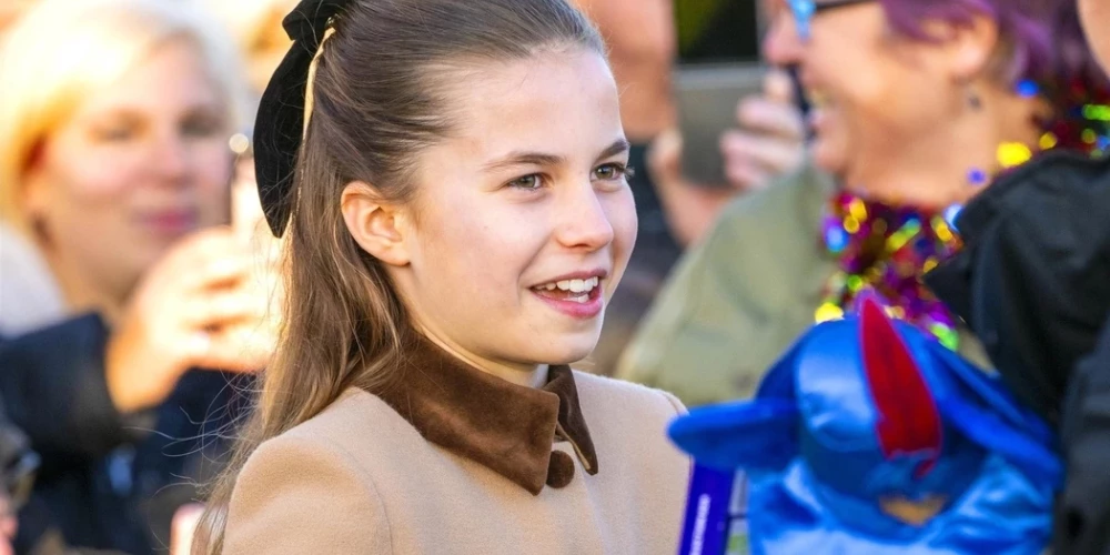 Princese Šarlote Ziemassvētkos Sandringemā pārsteidz ar līdzību karalienei Elizabetei II.