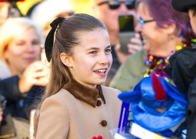 Karaliskā līdzība, kas aizkustina: fani saskata princesē Šarlotē karalieni Elizabeti II