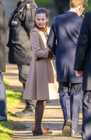 Princese Šarlote pārsteidz ar līdzību karalienei Elizabetei II.