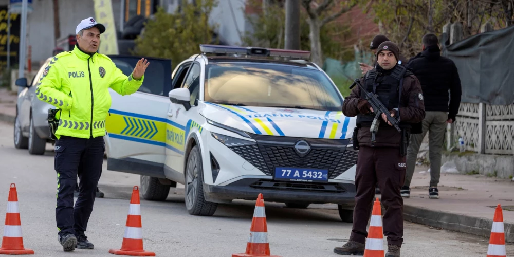 Policisti notikuma vietā Turcijā pēc apšaudes. 