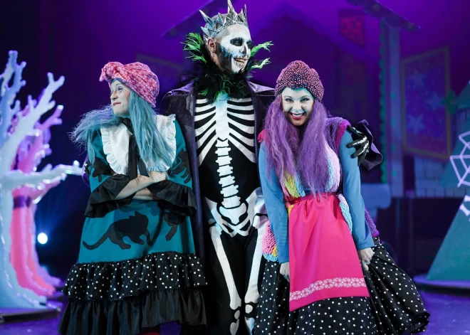 Дед Мороз пропал! В Риге покажут спектакль, где Новый год спасают три Бабы Яги