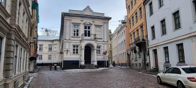 Filmu veidotāju iecienītā māja Mazajā Pils ielā 2 Vecrīgā.