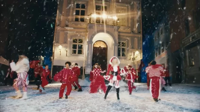 Austrālieši popzvaigzne Kailija Minoga šeit dejo savas jaunās Ziemassvētku dziesmas “Xmas” videoklipā.