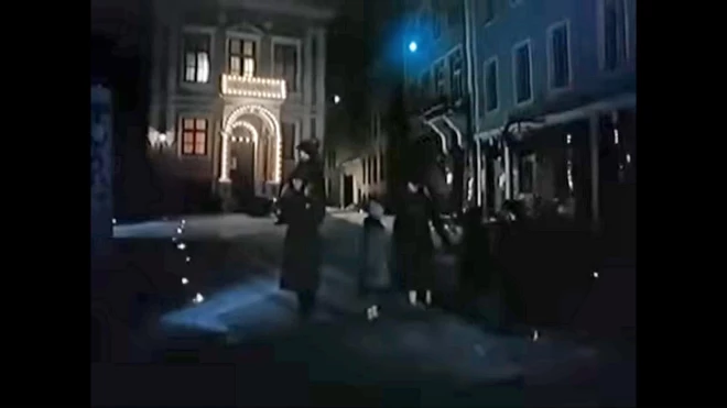 Cīrulīšu ģimene iet garām mājai, kurā tobrīd klavieres virtuozi spēlē mazais brīnumbērns Raimonds 1993. gadā iznākušajā latviešu filmā “Ziemassvētku jampadracis”.