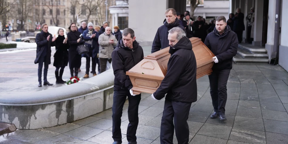 Pēdējā gaitā pavada Haraldu Ritenbergu.