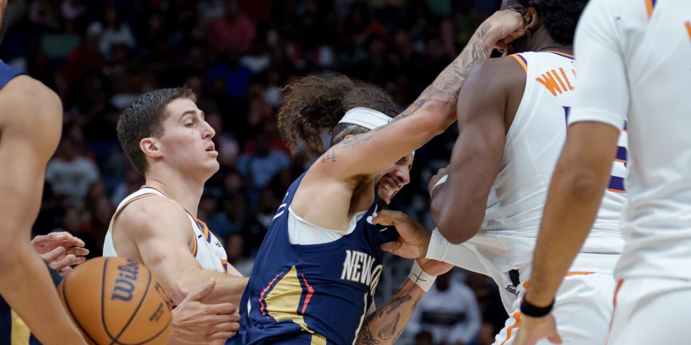 Puertorikāņa Hosē Alvarado trāpīgais sitiens Markam Viljamsam.