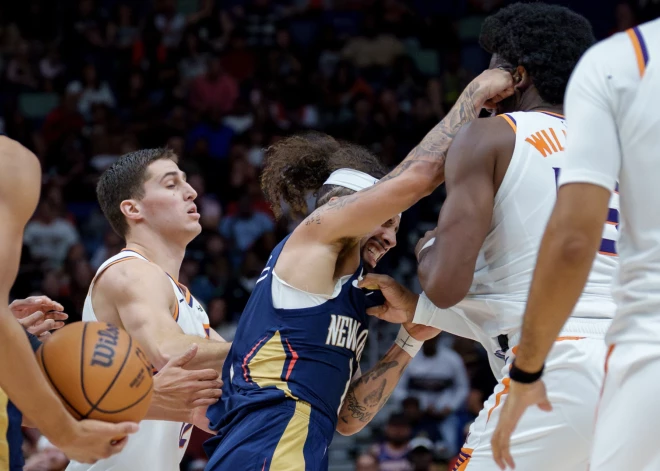 VIDEO: NBA spēlētāji Alvarado un Viljamss par kautiņu spēlē saņem diskvalifikācijas