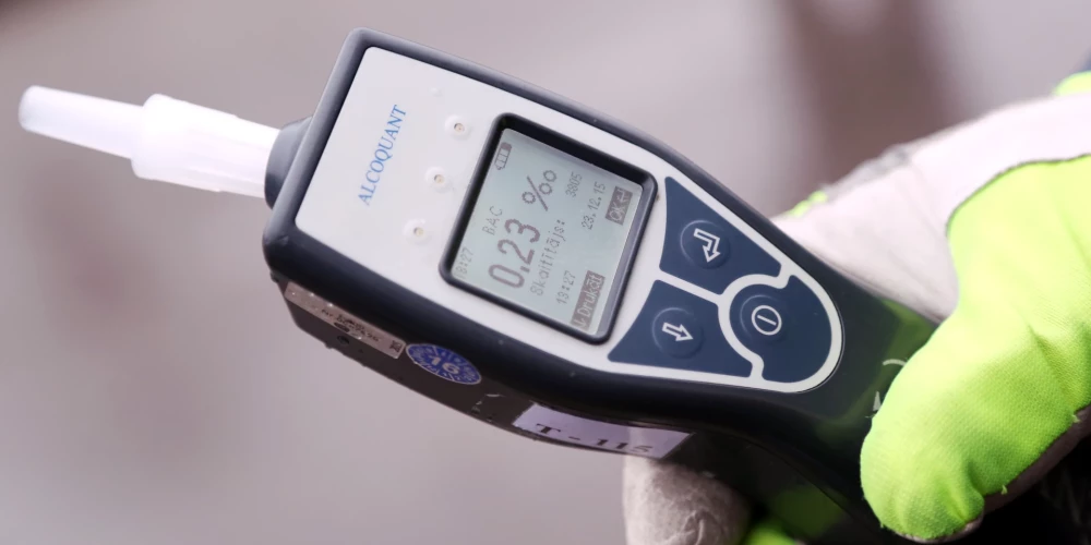 Госполиция сообщила, что на Рождество в Латвии поймали меньше пьяных водителей, но цифры все равно пугают.