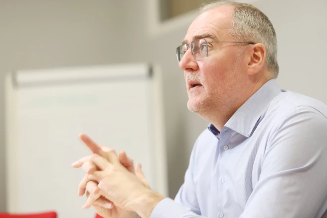 Latvijas apdrošinātāju asociācijas prezidents Jānis Abāšins pirms apdrošināšanas polises parakstīšanas aicina iepazīties ar vairāku kompāniju piedāvājumu.