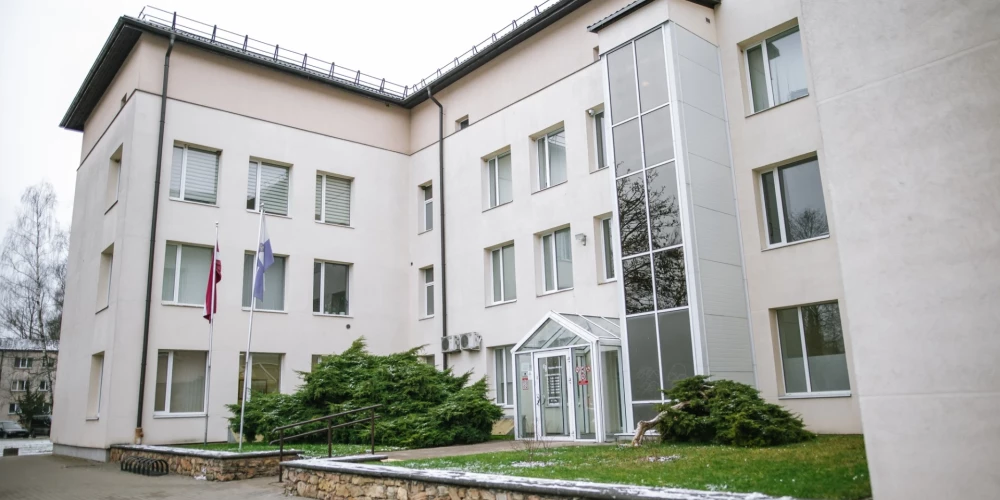 Slimnīca "Facebook" raksta, ka atstādināšana no darba pienākumu pildīšanas veikta, lai nodrošinātu objektīvu un vispusīgu situācijas izvērtēšanu pēdējās divās ar īsu laika intervālu saņemtajās sūdzībās.