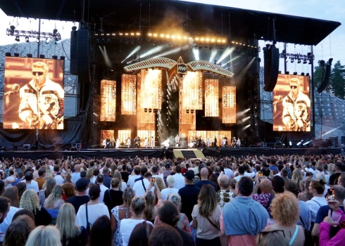 2025. gads Latvijā iezīmējās ar īpaši spēcīgu un daudzveidīgu koncertsezonu, kurā uz skatuvēm visā valstī kāpa gan pasaules mēroga zvaigznes, gan iemīļoti pašmāju mākslinieki. 