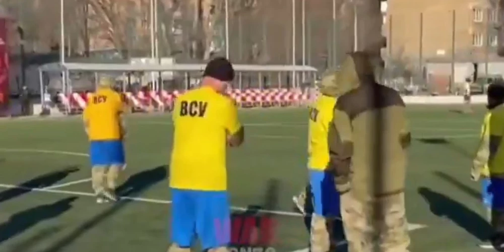 Российские военные заставили надеть украинских пленных синие шорты и желтые футболки с надписями ВСУ. 