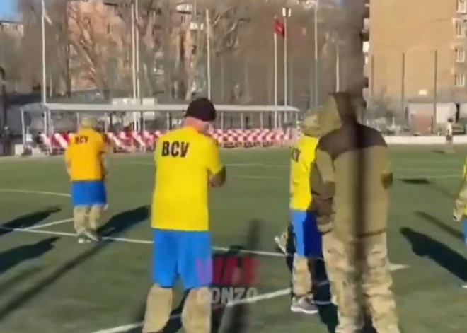 В Донецке российские военные устроили футбольный "Матч жизни" с пленными бойцами ВСУ