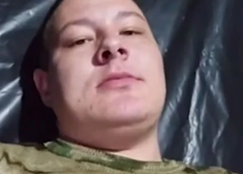 "Divsimto ir ļoti daudz. Viņi burtiski guļ kaudzēm. Palikuši jau tikai kauli. Tu ej tiem pāri — tie jau aizstāj zāli, aizstāj zemi," saka karavīrs.