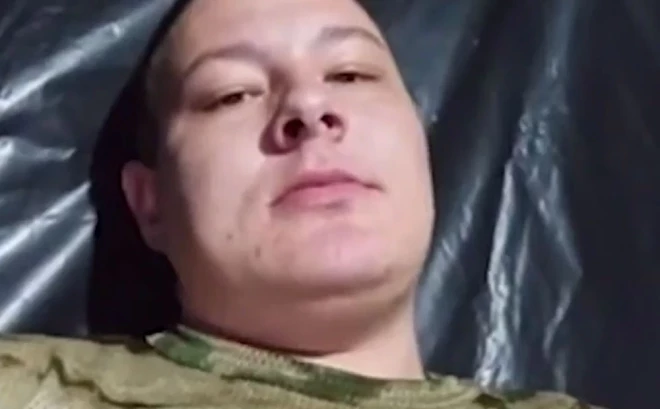 "Divsimto ir ļoti daudz. Viņi burtiski guļ kaudzēm. Palikuši jau tikai kauli. Tu ej tiem pāri — tie jau aizstāj zāli, aizstāj zemi," saka karavīrs.