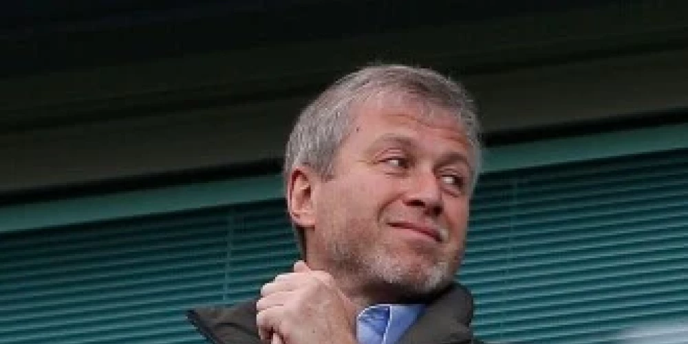 2022. gadā Krievijas oligarhs Romāns Abramovičs apsolīja, ka ieņēmumus no "Chelsea" pārdošanas ziedos labdarībai, lai palīdzētu Krievijas pret Ukrainu izvērstajā karā cietušajiem.