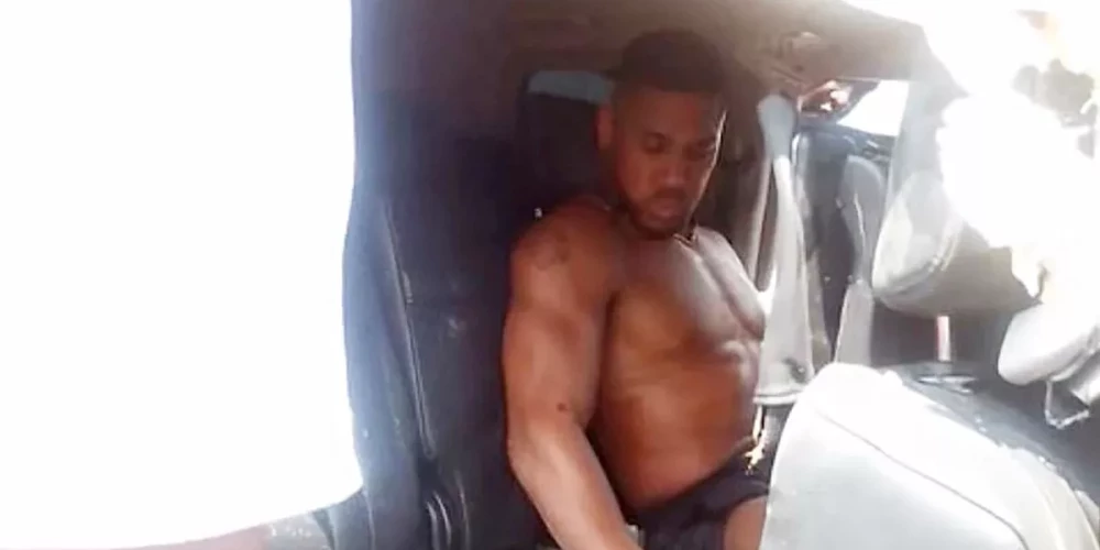 Entonijs Džošua avārijā iekļuvušajā auto. Sportists nogādāts slimnīcā. 