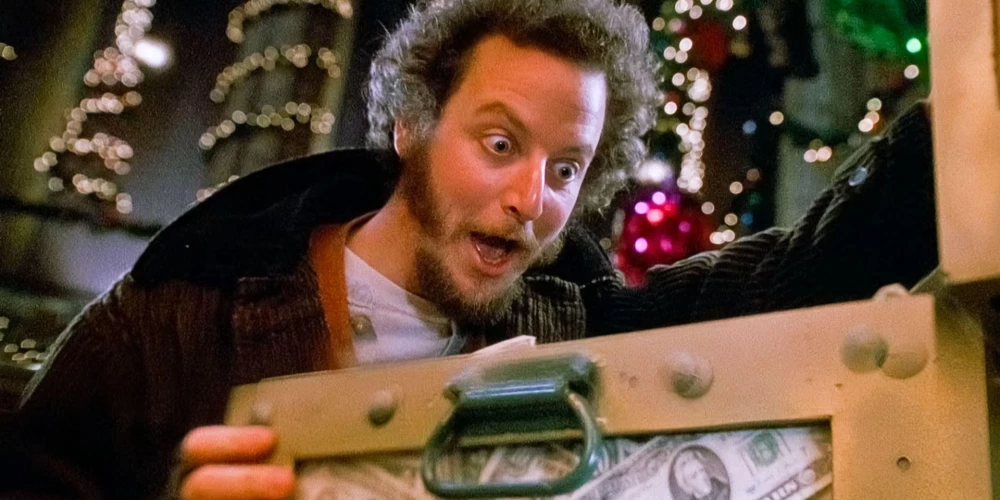 Filmas “Viens pats mājās” mājas īpašnieki lūguši pašam aktierim izveidot skulptūru, kas iemūžinātu viņa ikoniskāko ainu.