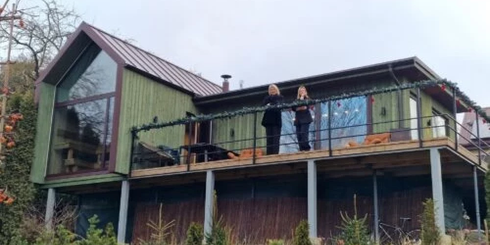 Īpašums atrodas ainaviskā vidē – blakus Cieceres ezeram un ezera dabas takai, netālu no tūristu kuģīša ZEZER pieturvietas.