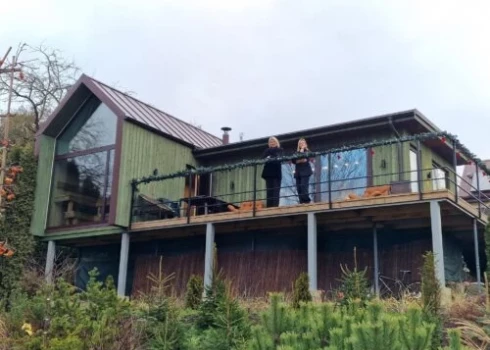 Īpašums atrodas ainaviskā vidē – blakus Cieceres ezeram un ezera dabas takai, netālu no tūristu kuģīša ZEZER pieturvietas.