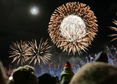 Kur doties vērot Jaungada salūtus: uguņošanas būs 17 Latvijas pilsētās