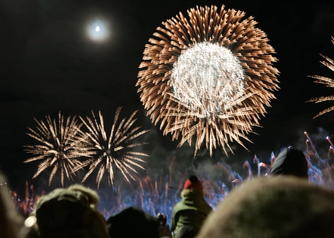 Kur doties vērot Jaungada salūtus: uguņošanas būs 17 Latvijas pilsētās