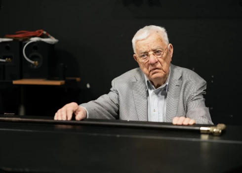 Koncerta mākslinieciskais vadītājs Jānis Ķirsis pauda, ka būtu priecīgs saprast iemeslus maestro Raimonda Paula publiski paustajai nostājai, un rīkotāji patlaban mēģina tos noskaidrot.