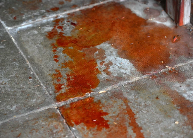 Ar stikla lausku nodūra paziņu - uzsāk kriminālvajāšanu pret kādu senioru Liepājā