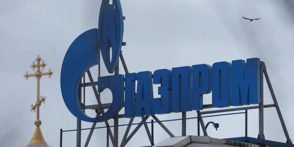 "Gazprom" logotips uz ēkas jumta Sanktpēterburgā