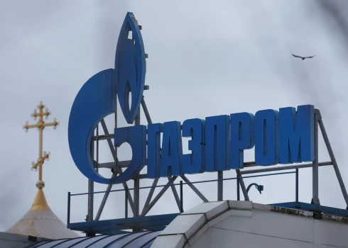 "Gazprom" logotips uz ēkas jumta Sanktpēterburgā