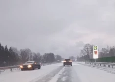 VIDEO: daudzviet Latvijā autoceļi kļuvuši par slidotavām. Pie Jelgavas ceļa malā manītas vairākas automašīnas