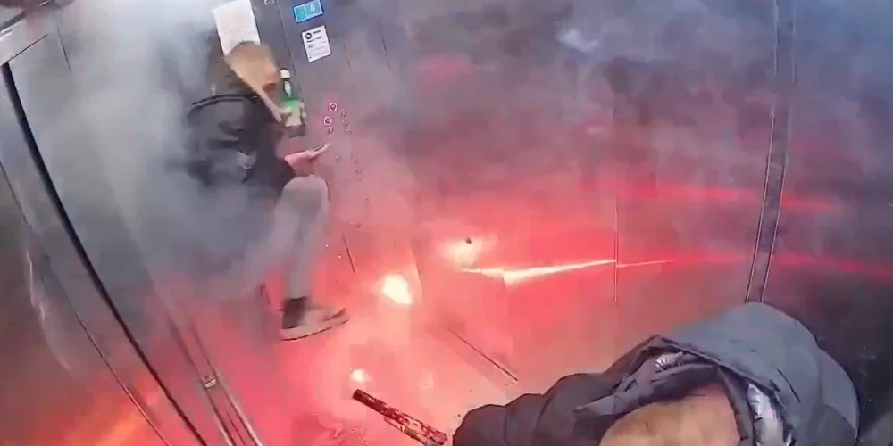 Divi "gudrinieki" liftā sarīko uguņošanu (ekrānuzņēmums no video)