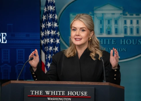 Baltā nama pārstāve Kerolaina Levita turpina stāstīt par ASV prezidenta Donalda Trampa un Krievijas diktatora Vladimira Putina "produktīvajām, pozitīvajām sarunām"