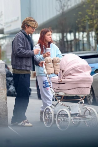 Millija Bobija Brauna un Džeiks Bondžovi pastaigā ar adoptēto meitu Ņujorkā šā gada 10. decembrī.