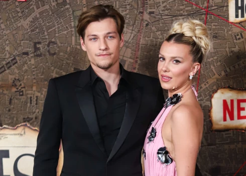 Millija Bobija Brauna un Džeiks Bondžovi.