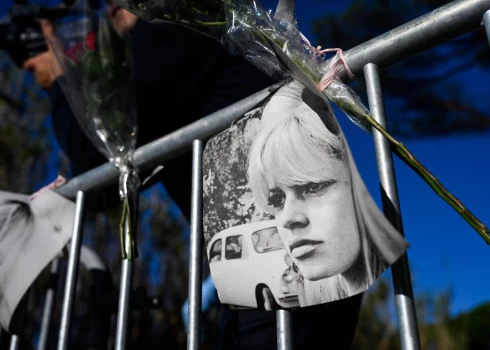 Brižitas Bardo fotoattēli un ziedi pie viņas "La Madrague" mājas Sentopēzā