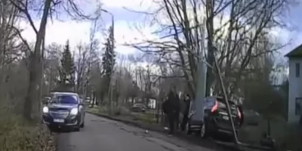 Avārijas vieta Albatrosu ielā (ekrānuzņēmums no video)