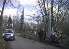 VIDEO. "Rallists" Mangaļsalā ar "Volvo" neiekļaujas līkumā un notriec apgaismes stabu, pēc tam aizbrauc