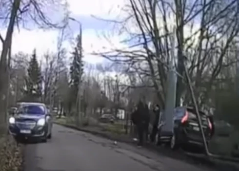 Avārijas vieta Albatrosu ielā (ekrānuzņēmums no video)