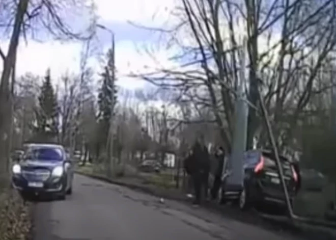 VIDEO. "Rallists" Mangaļsalā ar "Volvo" neiekļaujas līkumā un notriec apgaismes stabu, pēc tam aizbrauc