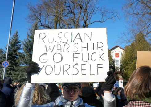 Pēc Krievijas invāzijas Ukrainā 2022. gada 24. februārī daudzviet pie Krievijas vēstniecībām pastāvīgi notika protesta akcijas, gluži kā 27. februārī Viļņā