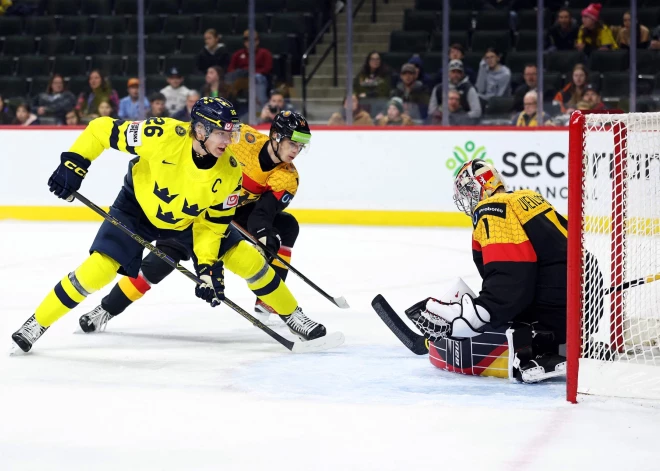 Zviedrijas hokejisti turpina uzvaru gājienu pasaules junioru čempionātā, zem skandināvu celaruļļa pakļūst Vācija