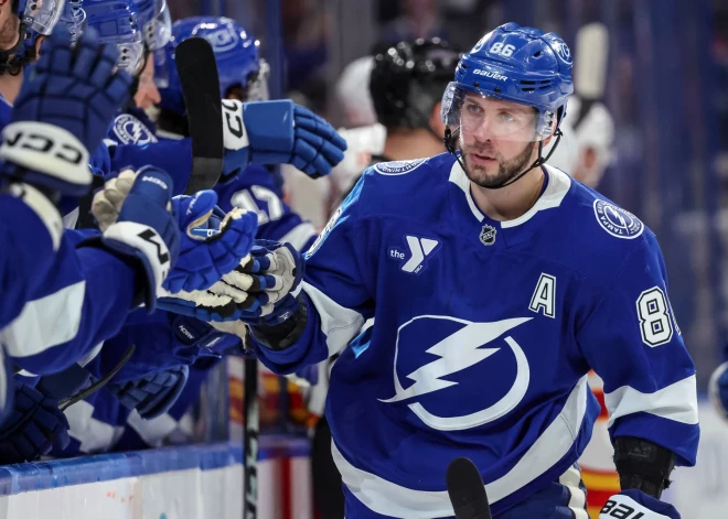 Zemgus Girgensona komandas biedrs Ņikita Kučerovs atzīts par NHL aizvadītās nedēļas labāko spēlētāju