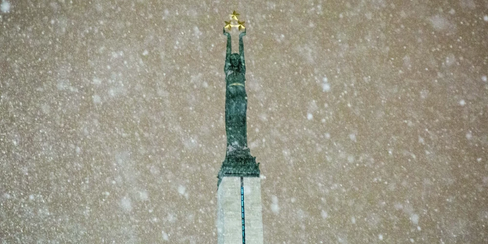 Otrdien Latviju skars sniegs un spēcīgs vējš.